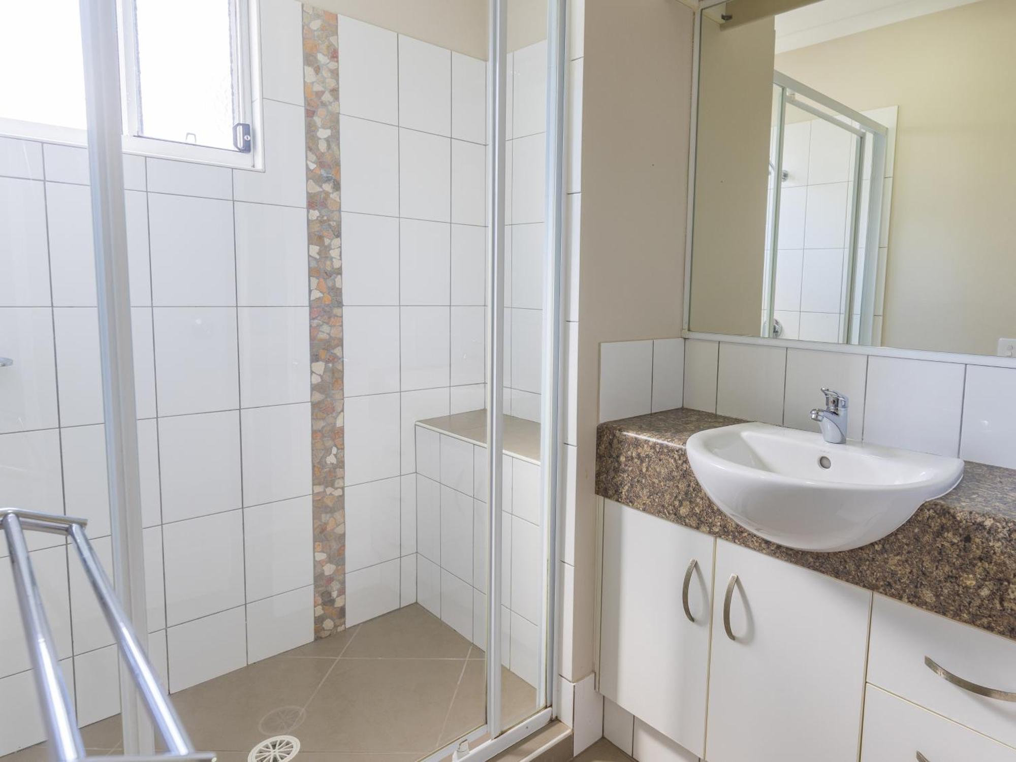 Nrma Lake Somerset Holiday Park Kilcoy Room photo